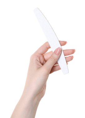 Beyaz arka planda tırnak törpüsü olan kadın, yakın plan. Manikür aracı