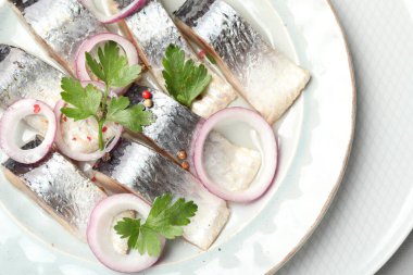 Baharatlı ve soğanlı lezzetli ringa balıkları, yakın plan.