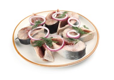 Soğanlı ve dereotlu lezzetli ringa balıkları beyaza izole edilmiş.