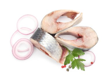 Lezzetli ringa balıkları, beyaza izole edilmiş baharatlar, üst manzara.