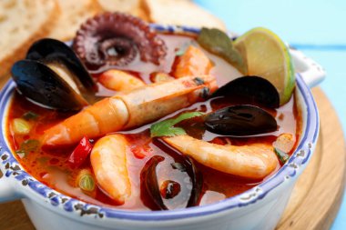 Lezzetli deniz ürünleri çorbası masada, yakın plan.