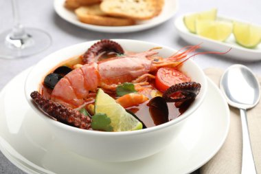 Masada servis edilen lezzetli deniz ürünleri çorbası, yakından.