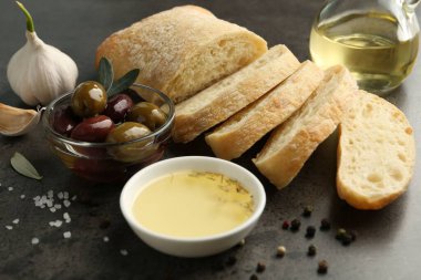 Siyah masada yağlı, zeytinli ve baharatlı dilimlenmiş ekmek, yakın plan.