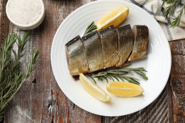 Tütsülenmiş ringa balığı ve baharatlar ahşap masada, düz yatıyordu.