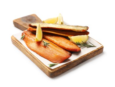 Beyaz arka planda tütsülenmiş ringa balığı, limon ve biberiye