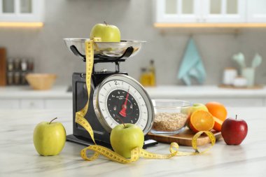 Meyveli mutfak pulları, mezura ve açık mermer masada yulaf ezmesi.