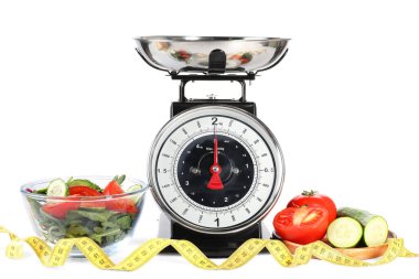 Mutfak pulları, ürünler ve ölçüm bantları beyaza izole edilmiş