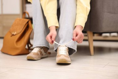 Kadın ayakkabıcıda şık ayakkabılar deniyor, yakın plan.