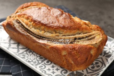 Gri masada lezzetli muzlu ekmek, yakın plan.