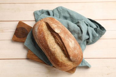 Tahta masada taze ekmek, üst manzara.