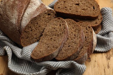 Tahta masadaki taze ekmek parçaları, yakın plan.