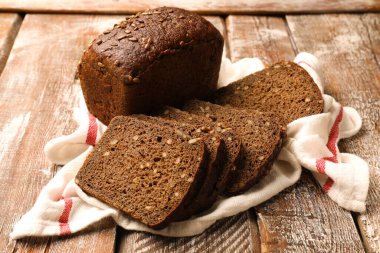 Tahta masadaki taze ekmek parçaları.