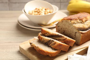 Tahta masada fındıklı muzlu ekmek parçaları, yakın plan.