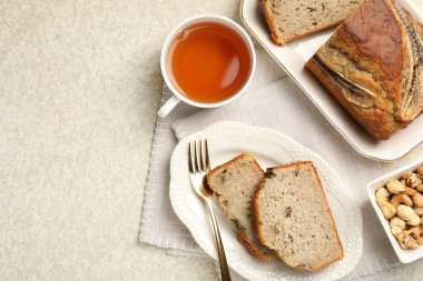 Muzlu ekmeği fındıklı kes ve açık gri masada çay, düz yat. Metin için boşluk