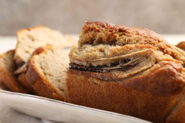 Masanın üzerinde muz ekmeği parçaları, yakın plan.