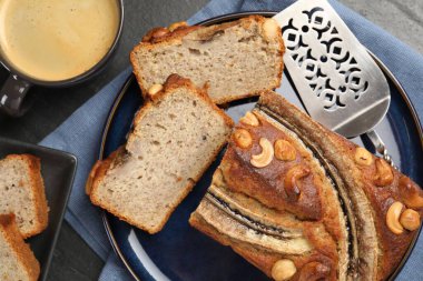 Muzlu ekmeği fındıklı kes, servis yap ve siyah masaya kahve koy, düz yat.