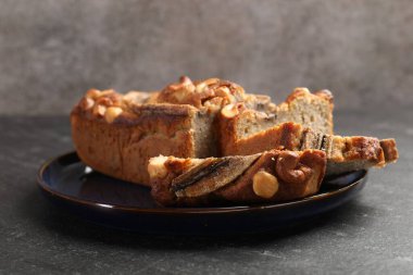 Siyah masada fındıklı muz ekmeği kes, yakın plan.