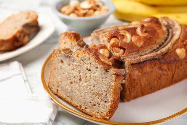 Masada fındıklı muz ekmeği kes, yakın plan.