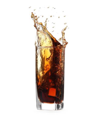 Beyazların üzerine izole edilmiş bardaktan dökülen kola.