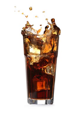 Beyazların üzerine izole edilmiş bardaktan dökülen kola.
