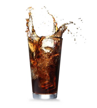 Beyazların üzerine izole edilmiş bardaktan dökülen kola.
