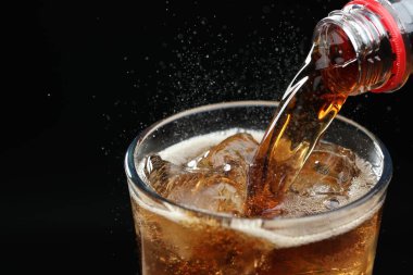 Siyah arkaplanda ferahlatıcı kolayı cama boşalt, kapat