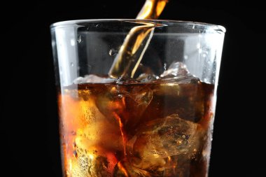 Siyah arkaplanda ferahlatıcı kolayı cama boşalt, kapat