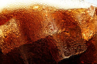 Arkaplan olarak buz ile kola tazeleniyor, makro görünüm