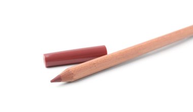 Bir dudak kalemi beyaza izole edilmiş. Kozmetik ürünü
