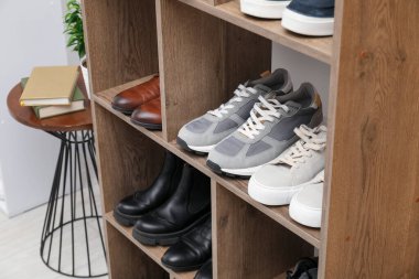 Ayakkabı deposu. Farklı ayakkabı giyimli raf ünitesi, yakın plan.