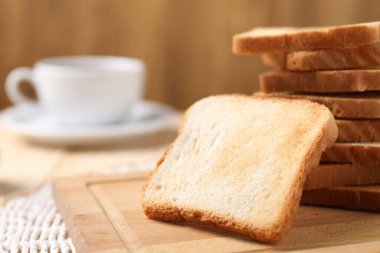 Masada leziz kızarmış ekmek dilimleri, yakın plan. Metin için boşluk