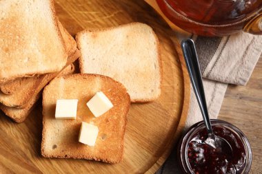 Tahta masada tereyağlı ve reçelli lezzetli ekmek dilimleri.