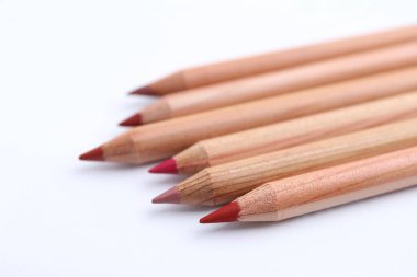 Beyaz arkaplanda birçok farklı dudak kalemi, yakın plan