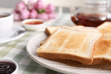 Lezzetli kızarmış ekmek dilimleri masada, yakın plan.