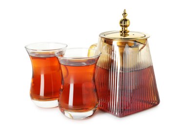 Beyaz bardakta geleneksel Türk çayı ve çaydanlık