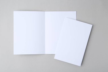 Işık arkaplanı üzerindeki boş tebrik kartları, üst görünüm