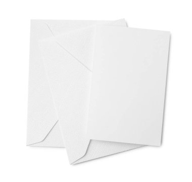 Beyaz arkaplanda boş tebrik kartı ve kağıt zarfları, üst görünüm