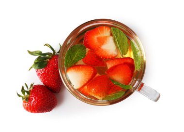 Aromatik meyve çayı, çilek ve nane şekeri. Beyaza izole edilmiş, üst manzara.