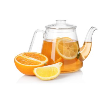 Beyaz üzerine izole edilmiş portakal ve limon aromalı çaydanlık.