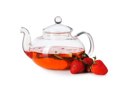 Beyaz üzerine aromatik meyve çayı, çilek ve nane aromalı cam çaydanlık.