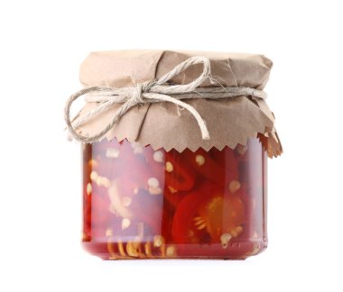 Kavanozdaki lezzetli biber turşusu beyaza izole edilmiş.