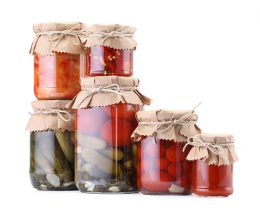 Farklı turşu ürünleri olan bir sürü kavanoz beyaz üzerine izole edilmiş.