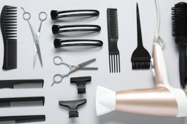 Beyaz arka planda farklı saç şekillendirme araçları, düz yatış