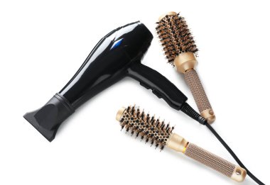 Saç kurutma makinesi ve fırçalar beyaza izole edilmiş, üst manzara. Kuaför aletleri