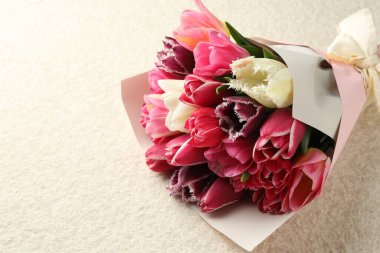 Beyaz desenli masa üzerinde güzel laleler, yakın plan. Metin için boşluk