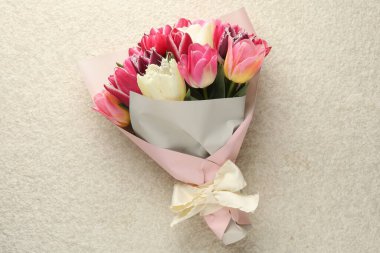 Beyaz desenli masa üzerinde güzel laleler, üst manzara.