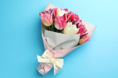 Açık mavi arka planda güzel laleler, üst manzara.