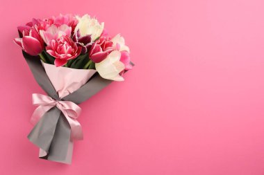 Pembe arka planda güzel laleler, üst manzara. Metin için boşluk