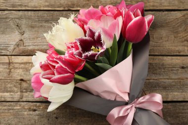 Ahşap arka planda güzel laleler, üst manzara.