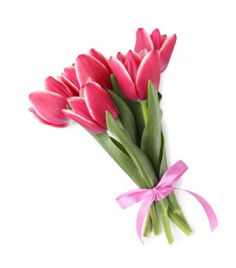 Beyaz manzaralı, güzel lalelerden oluşan bir buket.